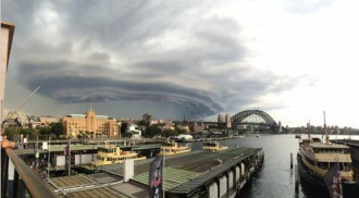 Sydney tối sầm trong mây bão