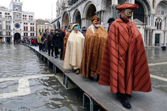 Lễ hội hóa trang Venice diễn ra giữa biển nước