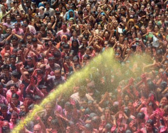 Ấn Độ chìm trong sắc màu của lễ hội Holi 2015