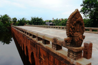 Cầu đá ong 1000 năm tuổi gần Angkor Wat
