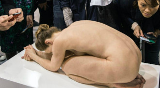 Tượng phụ nữ khỏa thân nghệ thuật gây kinh ngạc ở Hong Kong