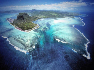 Ảo ảnh thác nước dưới mặt biển ở Ấn Độ Dương