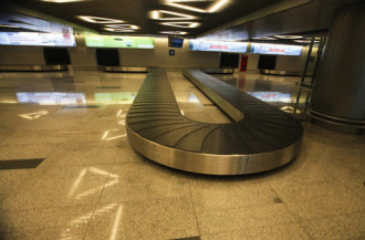 Nhân viên sân bay nhét rác vào hành lý khách sau khi trộm tiền