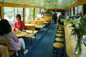 Quán cà phê trên xe buýt ở Hà Nội