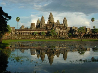Dự luật mới cấm du khách chạm tay vào đền Angkor