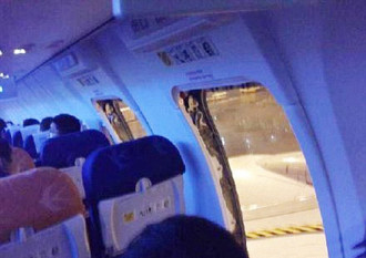 Nhiều khách Trung Quốc mở cửa thoát hiểm khi bay
