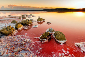 Hồ nước đỏ màu máu như trên sao Hỏa ở Crimea