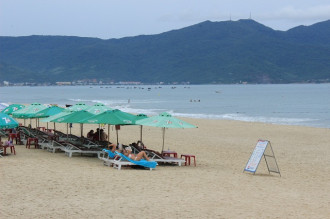 Ngày đầu tiên Đà Nẵng xử phạt hành vi xả rác trên bãi biển