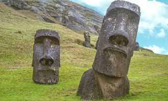 Những bức tượng đầu đá khổng lồ