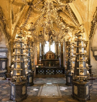 ‘Nổi gai ốc’ với nhà thờ làm từ hàng chục ngàn bộ xương người