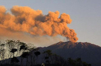 Núi lửa phun tro bụi làm tắc nghẽn hàng không Bali