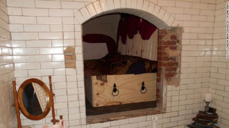 Phòng khách sạn trong hầm mộ của linh mục