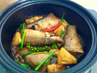 Cơm trắng cá kho tộ cho bữa trưa Sài Gòn