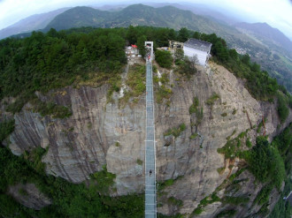 Du khách sợ hãi khi qua cây cầu kính dài nhất thế giới