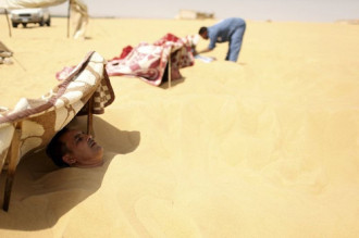Tắm cát trần - bí kíp chữa bất lực của du khách ở Lybia