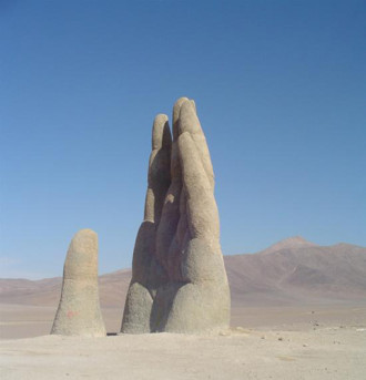 Bàn tay mọc giữa sa mạc ở Chile