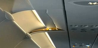 Du khách ngủ gật văng khỏi ghế làm nứt trần máy bay