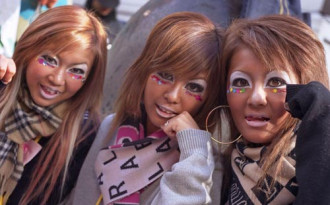 Thời trang mặt đen và lễ hội khỏa thân ở Nhật Bản