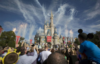 Disney cấm súng đồ chơi và đồ hóa trang nhằm chống khủng bố
