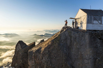 Du khách ‘săn’ mây trên đỉnh núi đá cao hơn 2.000 m