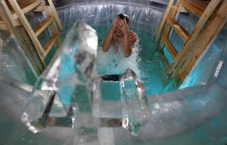 Hàng nghìn người tắm trong hố băng để rửa tội ở Nga