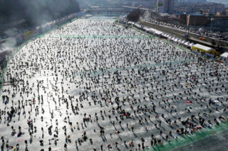 Hàng nghìn người tay không mò cá dưới hồ băng ở Hàn Quốc