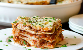 Mỳ lasagna và cá tuyết - món ăn được ưa chuộng ngày đầu năm