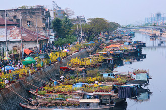 Chợ hoa trên sông bến Bình Đông giữa lòng Sài Gòn