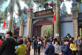 Du khách nườm nượp đến đền Mẫu Đồng Đăng