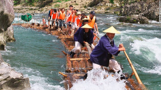 Bè gỗ vượt xoáy nước kích thích cảm giác mạnh ở Nhật Bản
