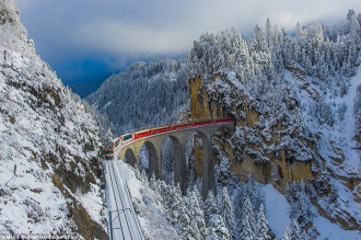 Tàu hỏa chạy xuyên dãy Alps trong tuyết trắng