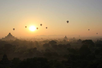 Bagan đẹp cổ kính trong ánh bình minh