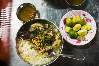 Bún măng vịt - món ăn đêm cho du khách ở Sài Gòn