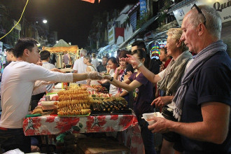 Chợ đêm phố cổ Hà Nội thu hút khách Tây