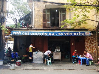 Hàng phở gà ba đời nổi tiếng ở Hà Nội