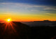 Mặt trời lên bên miệng núi lửa đẹp nhất Indonesia